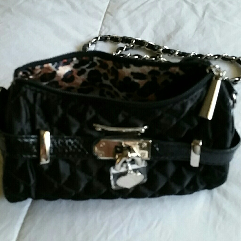 Chain bag leoperd pattern inside like new